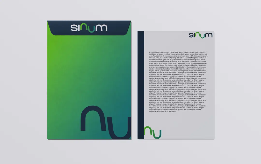 Identyfikacja wizualna Sinum na materiałach biurowych – teczki ofertowe i dokumentacja techniczna.