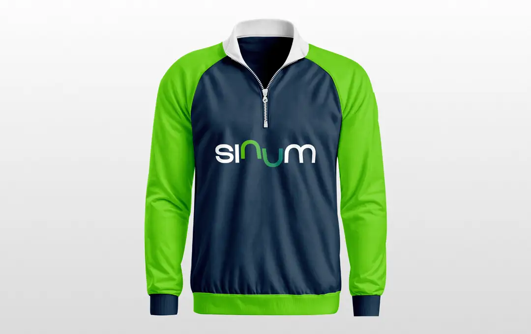 Nowoczesne logo Sinum na ciemnej bluzie roboczej – profesjonalna odzież dla serwisantów.