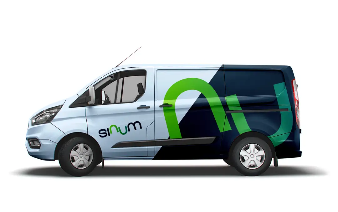 Projekt logo Sinum wyeksponowany na boku białego vana firmowego – branding floty.
