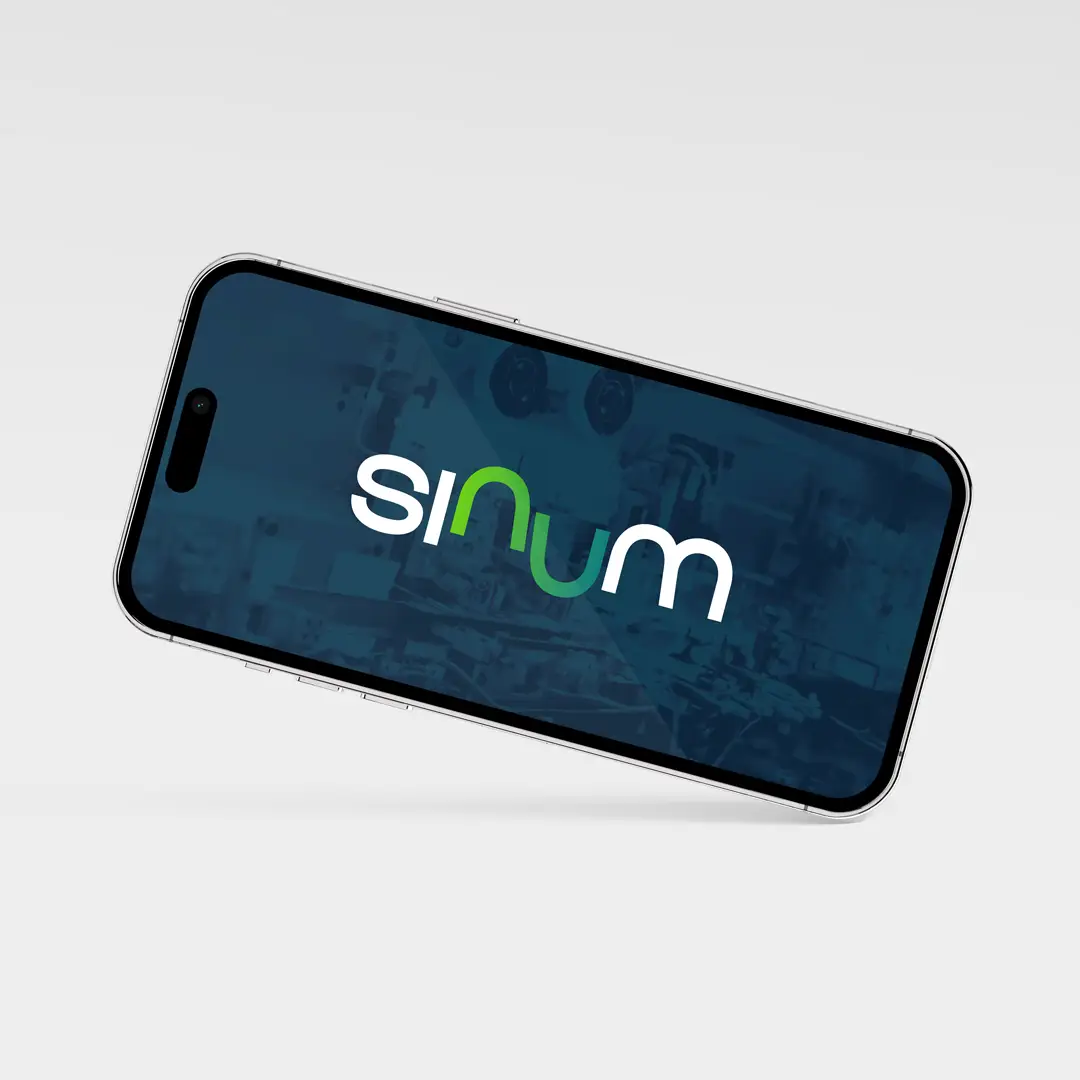 Strona internetowa firmy Sinum z widocznym logotypem wyświetlona na smartfonie.