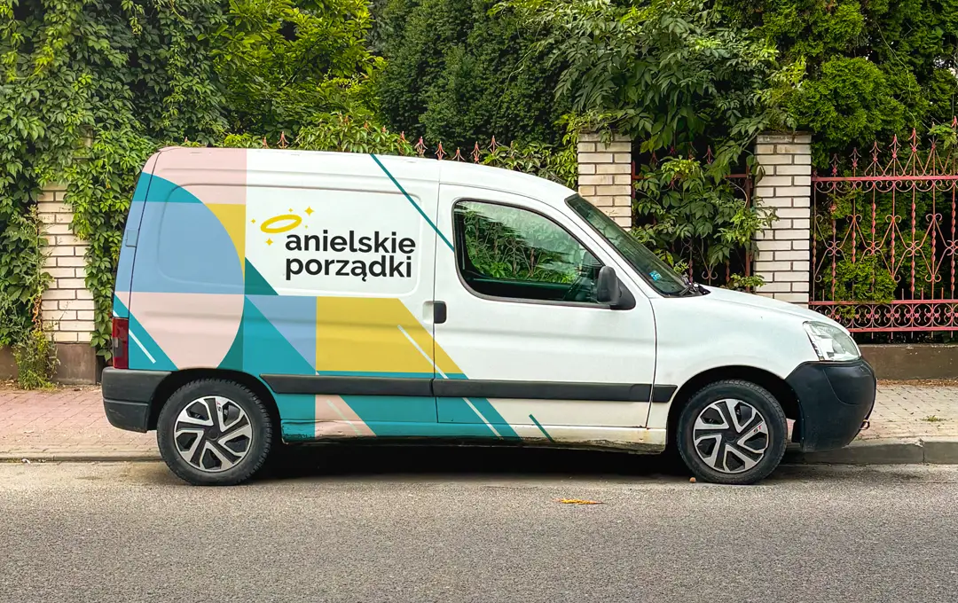 Oklejony samochód firmowy marki Anielskie Porządki z nowoczesną grafiką