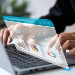 Blog firmowy i SEO w 2026 roku — analiza danych i optymalizacja treści na laptopie