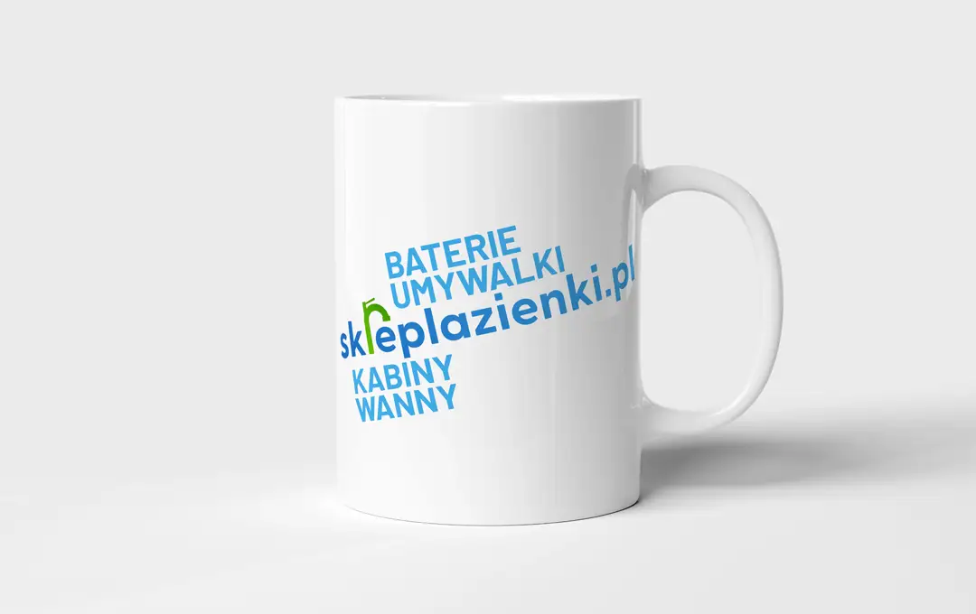 Biały kubek reklamowy z logo skleplazienki.pl oraz hasłami baterie, umywalki, kabiny, wanny