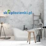 Logo skleplazienki.pl na ścianie loftowej łazienki z wolnostojącą wanną, projekt znaku dla sklepu internetowego