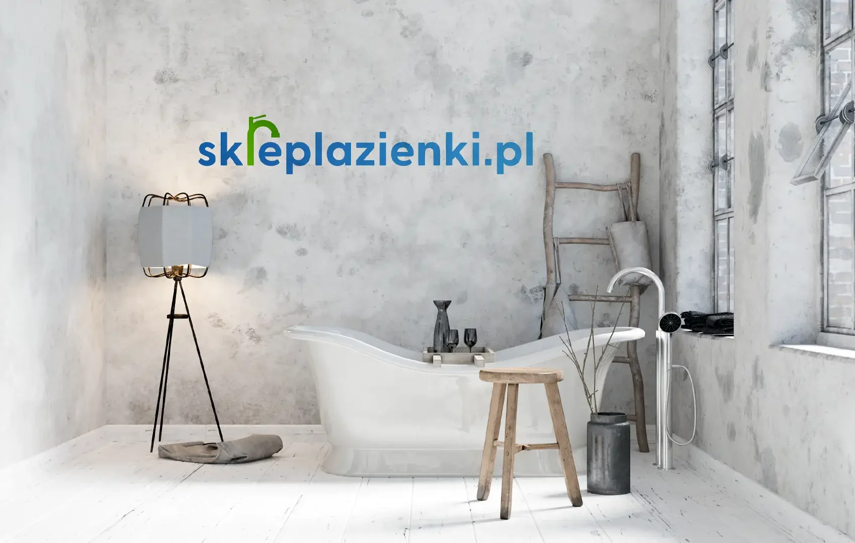 Logo skleplazienki.pl na ścianie loftowej łazienki z wolnostojącą wanną, projekt znaku dla sklepu internetowego