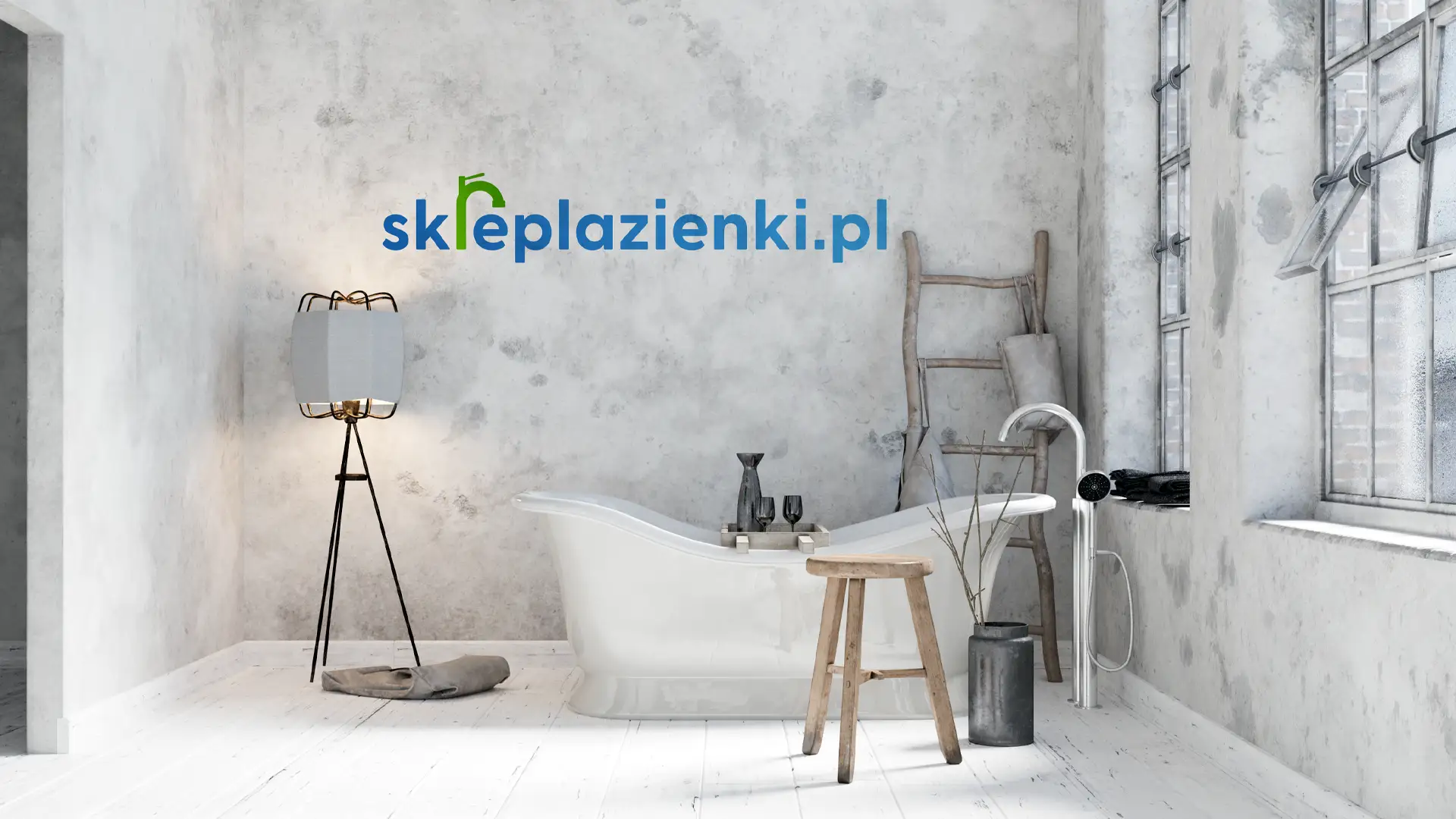 Logo skleplazienki.pl na ścianie loftowej łazienki z wolnostojącą wanną, projekt znaku dla sklepu internetowego