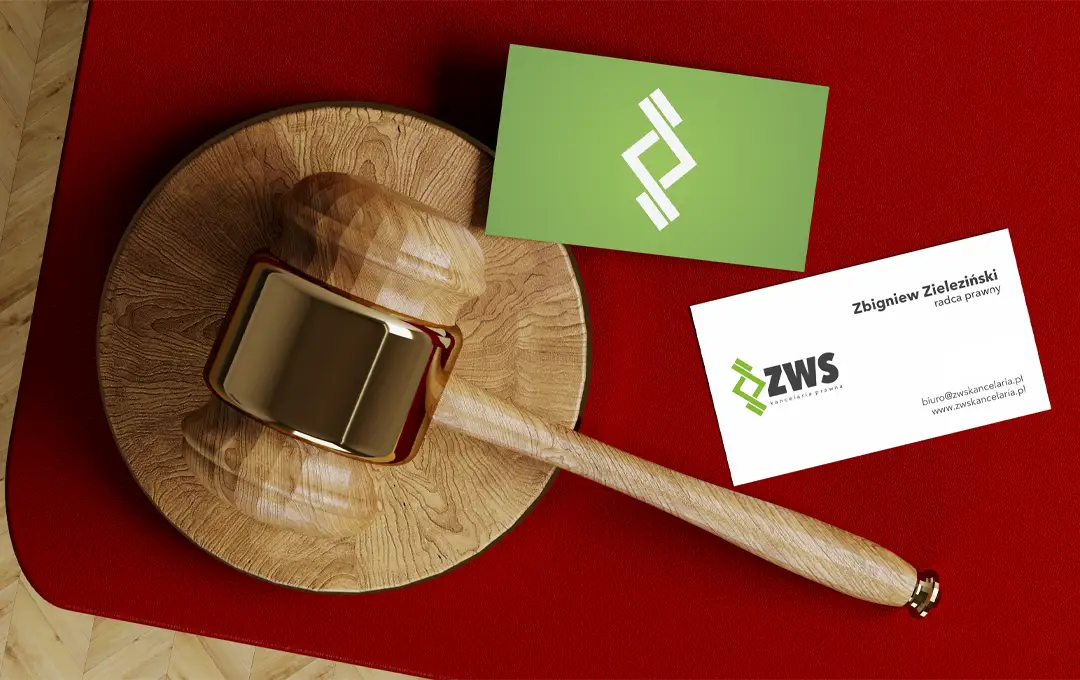 Wizytówki kancelarii prawnej ZWS obok sędziowskiego młotka, zielony sygnet i dane radcy prawnego