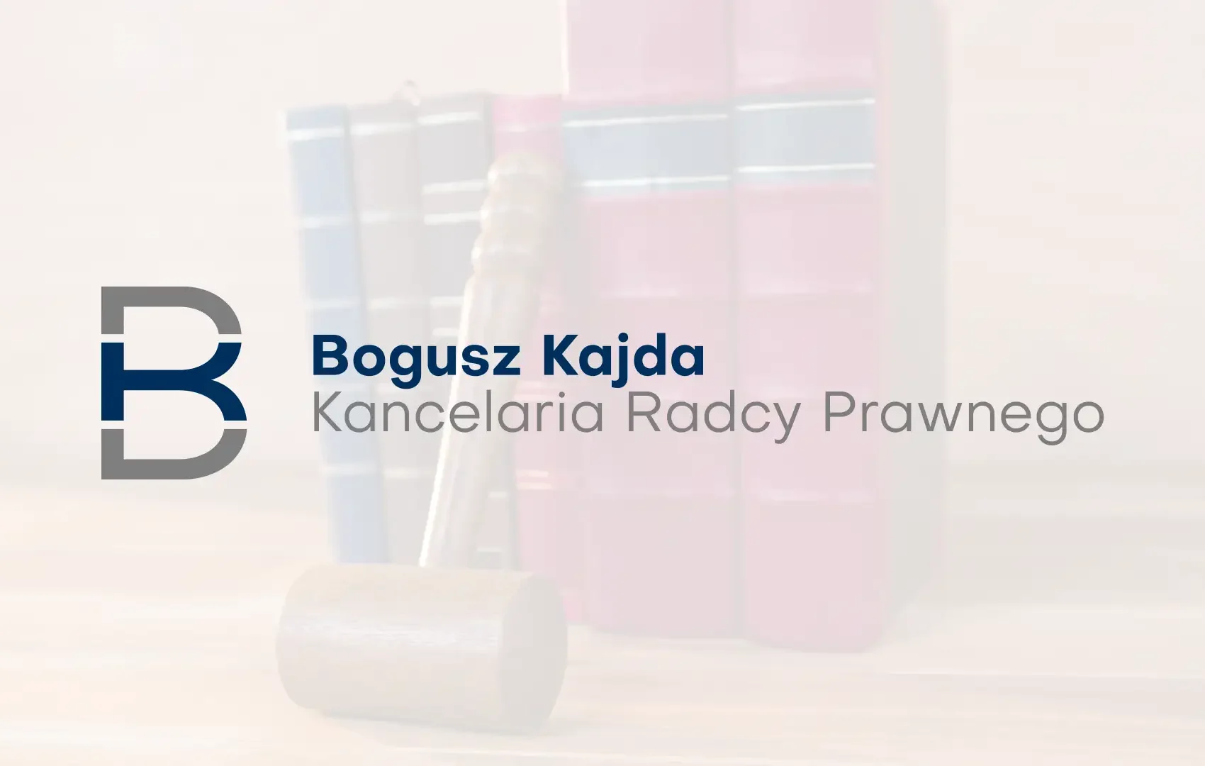 Logo Kancelarii Radcy Prawnego Bogusz Kajda na tle młotka sędziowskiego i kodeksów