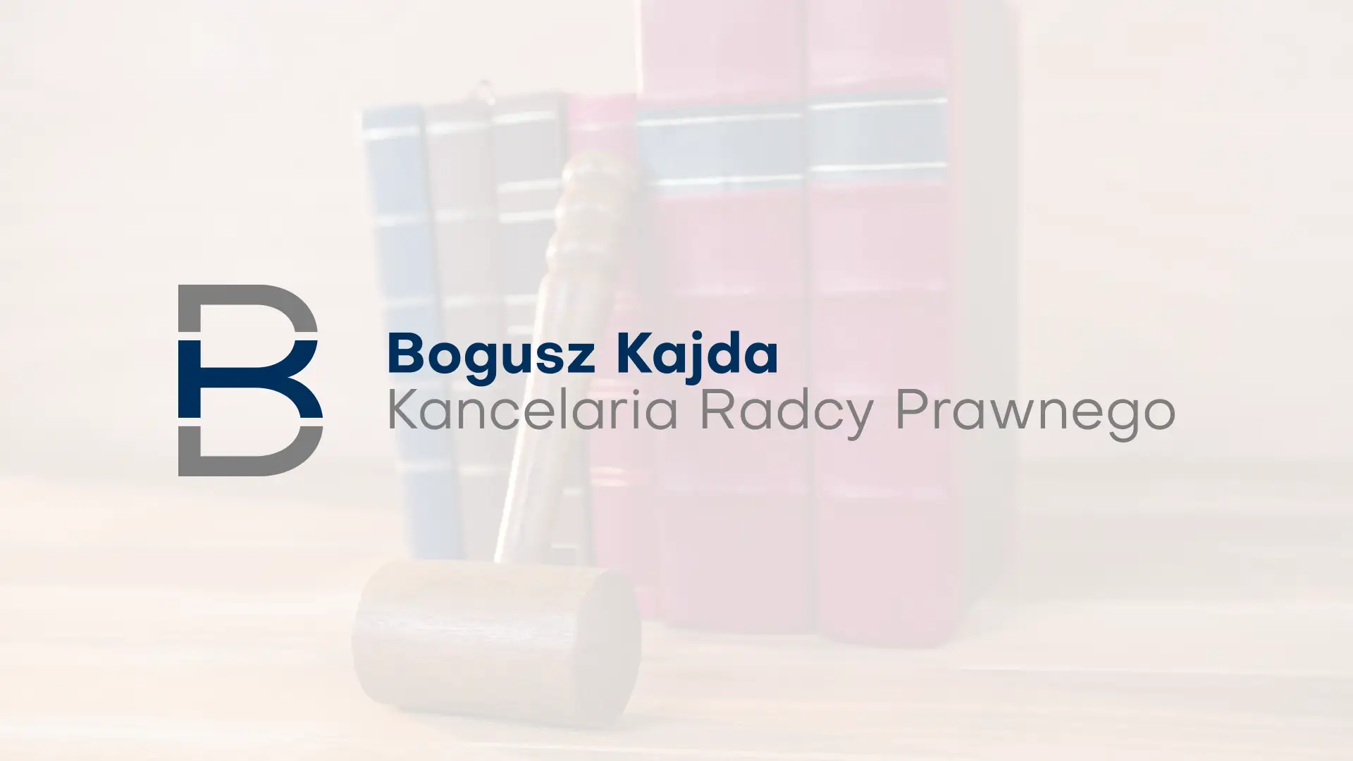 Logo Kancelarii Radcy Prawnego Bogusz Kajda na tle młotka sędziowskiego i kodeksów