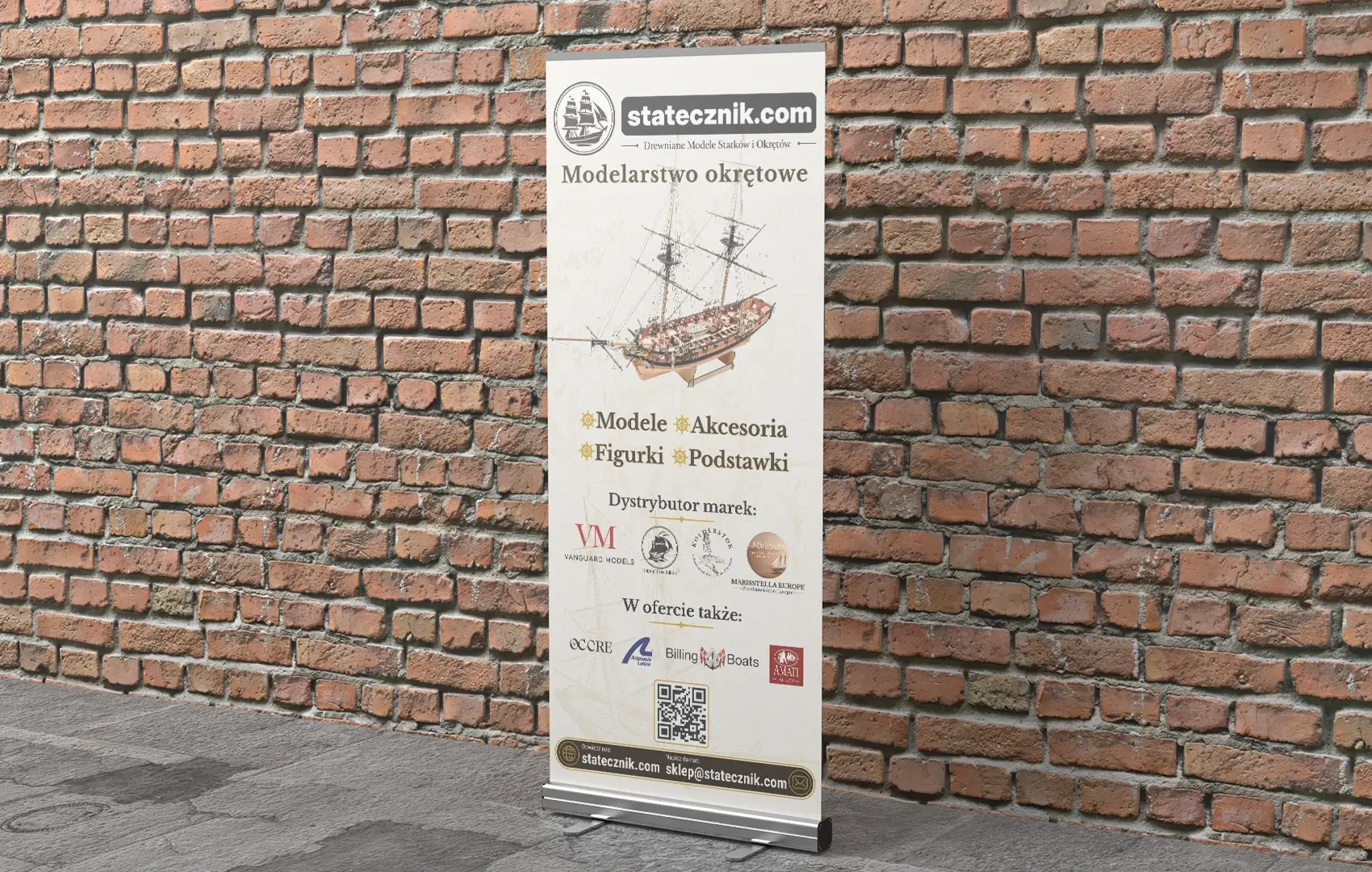 Roll-up reklamowy Statecznik.com w stylu starej mapy morskiej, ustawiony przy ceglanej ścianie na targach modelarskich.