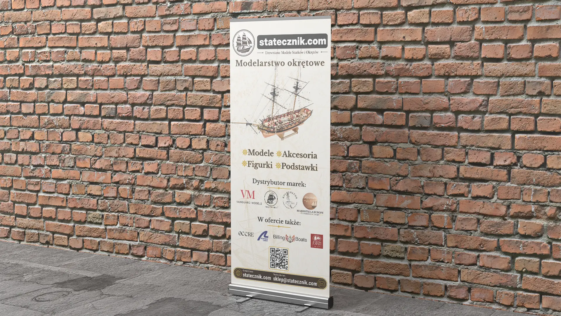 Roll-up reklamowy Statecznik.com w stylu starej mapy morskiej, ustawiony przy ceglanej ścianie na targach modelarskich.