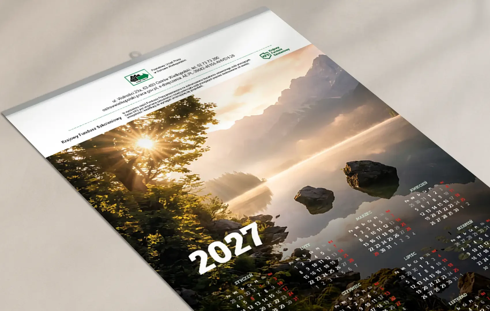 Kalendarz listwowany 2027 dla PUP w Ostrowie Wielkopolskim z widokiem górskiego jeziora o wschodzie słońca