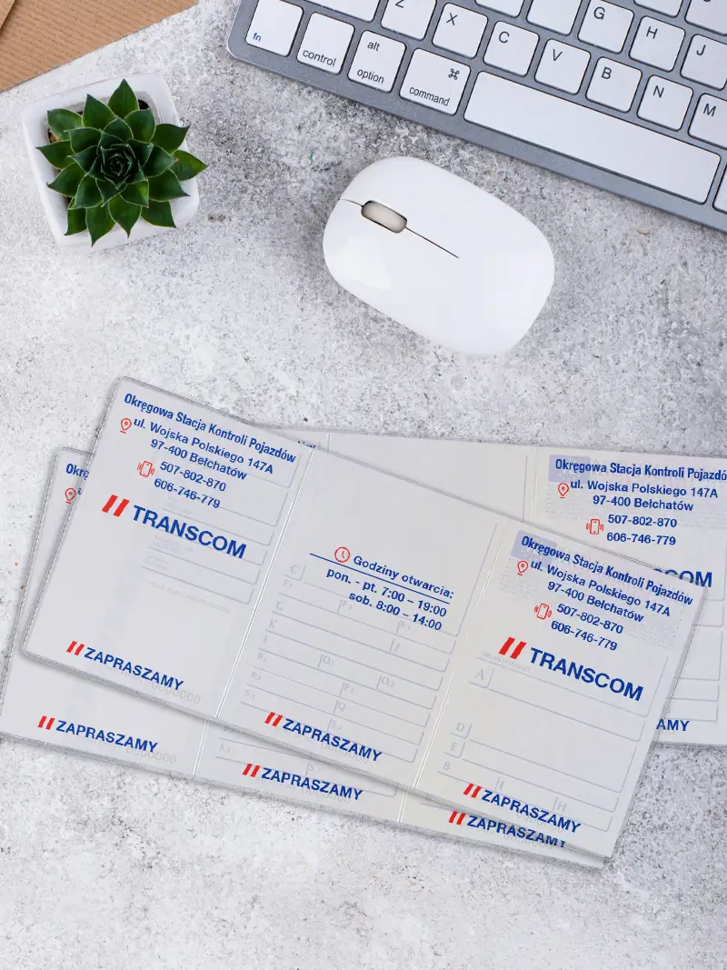 Przezroczysta okładka na dowód rejestracyjny OSKP Transcom z adresem, numerami telefonu i godzinami otwarcia